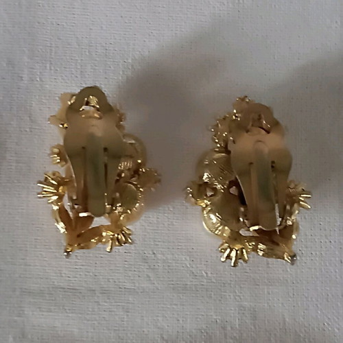 Vintage earrings used with pearls and clip fastening gold color