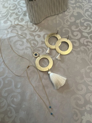 Jewelry set earrings and pendant necklace like new, gold with tassel