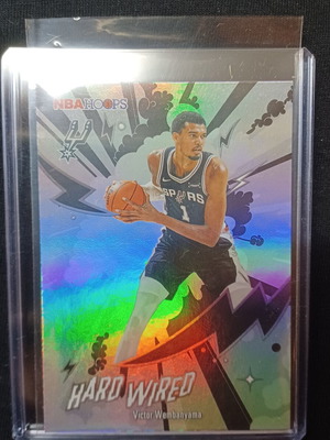 Victor Wembanyama 2025-26 Topps NBA Hoops Hard Wired ένθετη κάρτα #HW-6, San Antonio Spurs