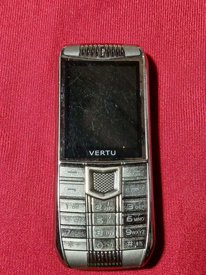 Vertu мобилен телефон употребяван, без зарядно, неизвестно състояние