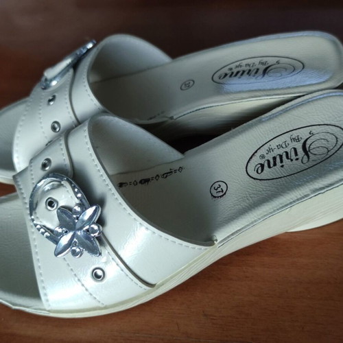 Divine by Da-ye women's anatomical slippers new, size 37, ecru white
