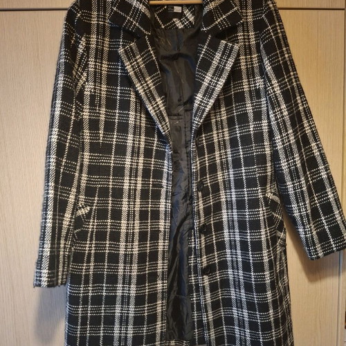 One touch coat like new, size L, black and white