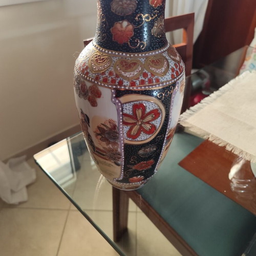 Chinese vase 30cm with ashtray, broken rim