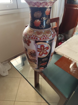 Chinese vase 30cm with ashtray, broken rim