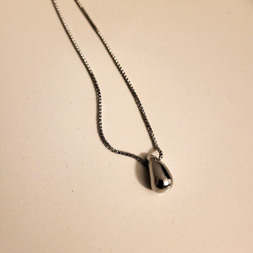 Stainless steel teardrop necklace new in silver color