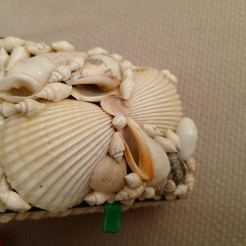Vintage jewelry box decorative with shells like new