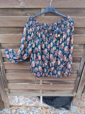 Enzzo blouse one size, like new, blue and red polyester