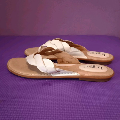 B.O.C Born Concept White Flip Flops Size 40 Like New Comfortable