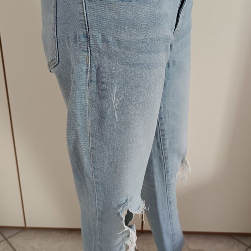 Gap women's high-waisted slim blue jeans with knee rips like new