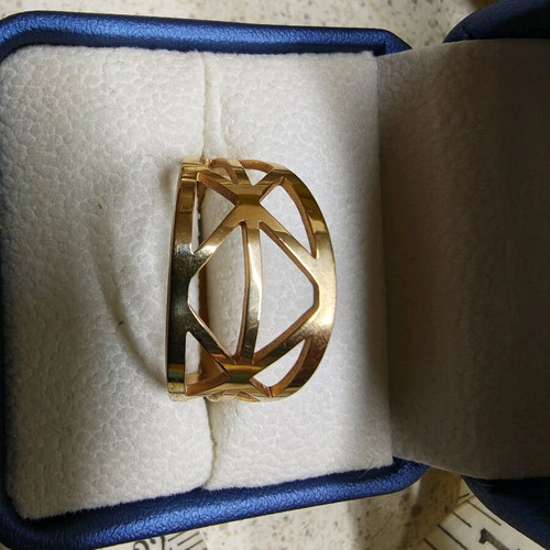 Gold-plated steel ring used with geometric shapes