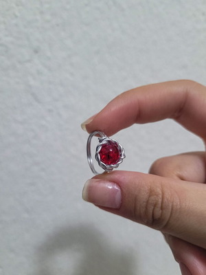 Fantasy wire ring like new with red crystal bead and silver wire