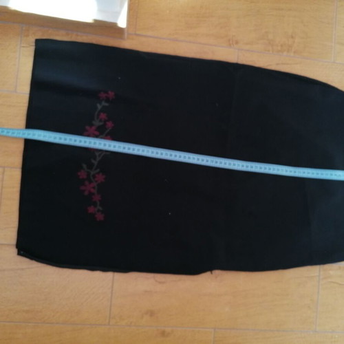 Italian skirt L new, elastic with embroidered design