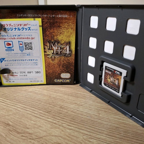 Monster Hunter 4 3DS game like new, Japanese language