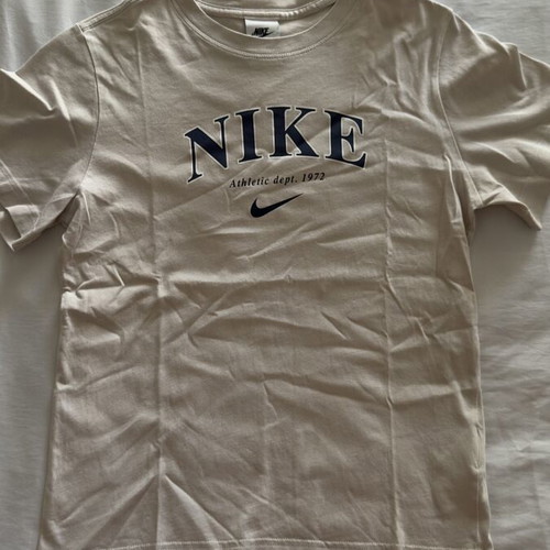 Nike T Shirt beige, like new, kids size fitting medium women