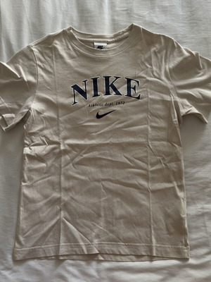 Nike T Shirt beige, like new, kids size fitting medium women