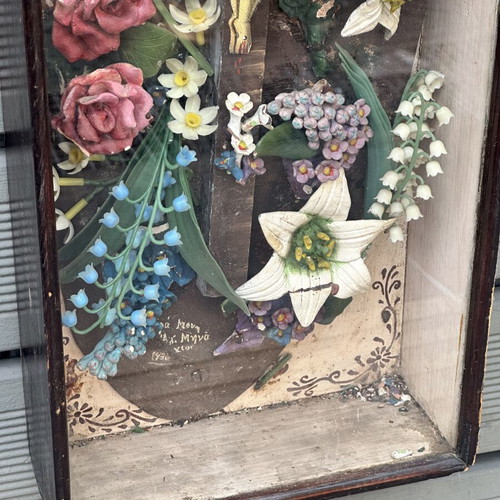 Vintage religious diorama "Εἰς Σὲ Ἐλπίζω" with crucifix in wooden display case used