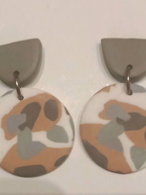 Μοντέρνα σκουλαρίκια καινούργια για τρυπημένα αυτιά