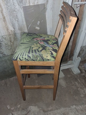 Chairs and stool like new, set of 6 chairs and 1 stool