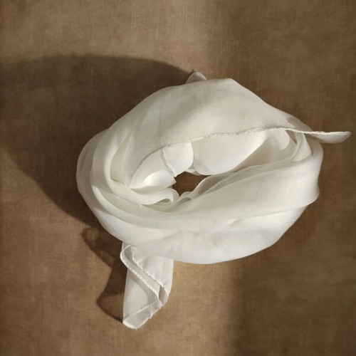 Square scarves used, white 45×45 and printed 60×60