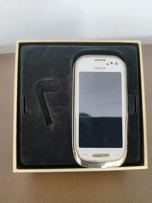 Συλλεκτικό Nokia Oro, αχρησιμοποίητο, χωρίς ακουστικά. Αγορά 1200 ευρώ. Τιμή 150 ευρώ τελικη.