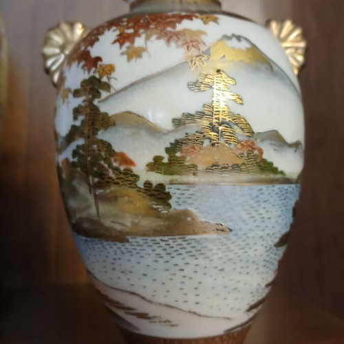 Satsuma vase with geishas like new, small