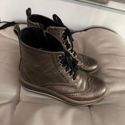 Women's boots like new, metallic color