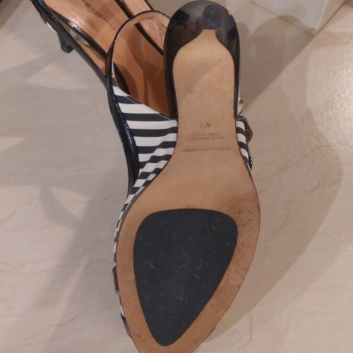 Mac Collection pumps like new, size 40, black patent leather with white fabric