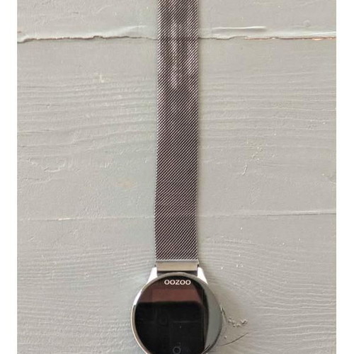 OOZOO Smartwatch Q00134 like new with two straps and charging dock