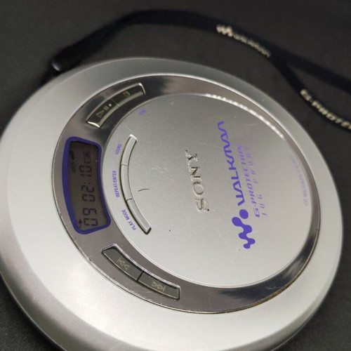 Sony Walkman D-EJ621 Portable CD Player like new with original strap