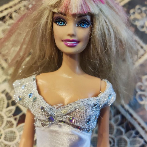 Barbie doll Mattel, blonde with pink highlights