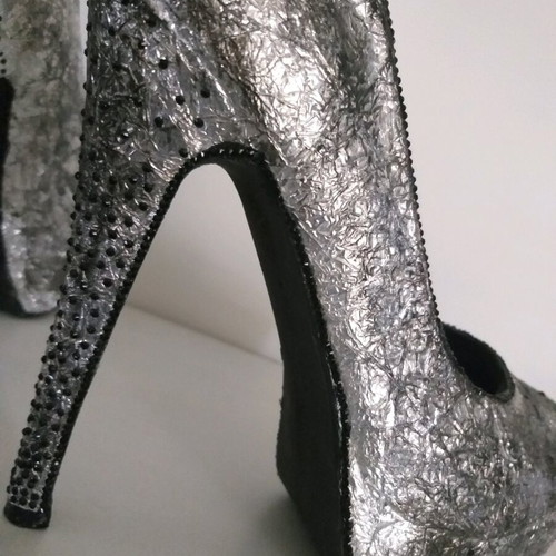 Silver pumps with inner platform, narrow fit, tested only