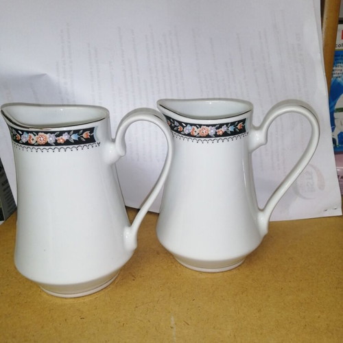 Porcelain milk jugs vintage, like new, set of 2