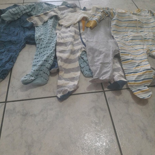 Gerber baby bodysuits used, 6-9 and 3-6 months, pack of 5