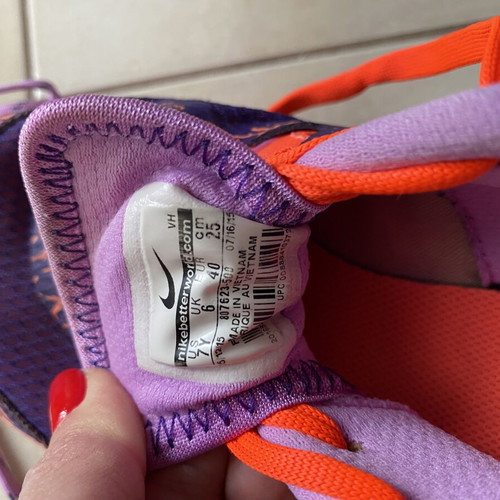 Nike women's athletic shoes size 40 used with lilac laces and extra orange set