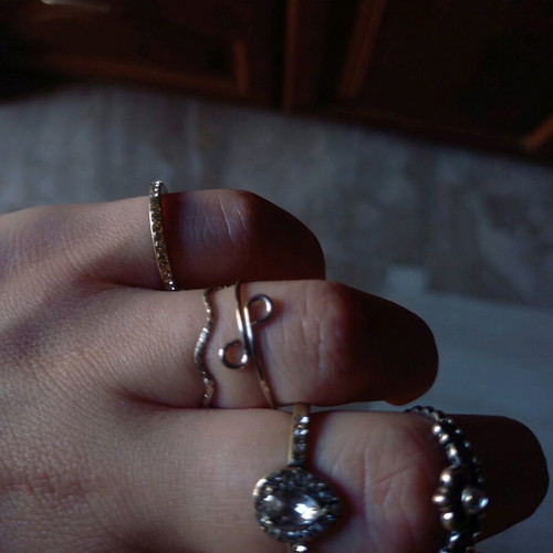 Rings like new with elegance and dark vibes