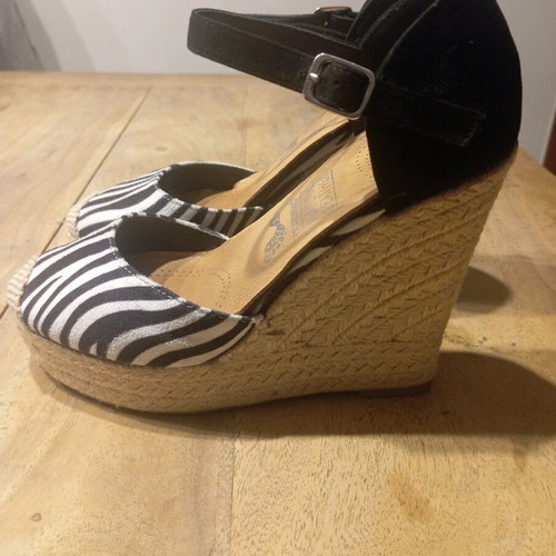 Espadrilles like new with animal print design and suede texture