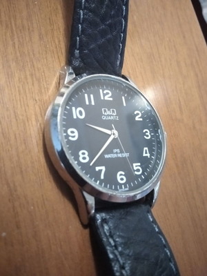 Q&Q wristwatch like new, black and silver, 40mm case
