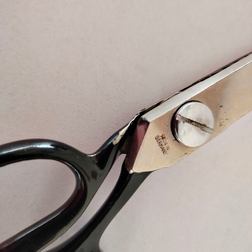 Sewing scissors used with serrated blades for zigzag cutting Solingen Prazision Sandkaulen