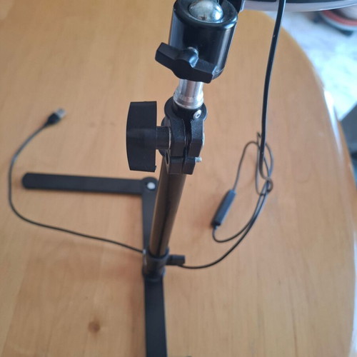 Smartphone stand with detachable ring light, like new, adjustable height and color