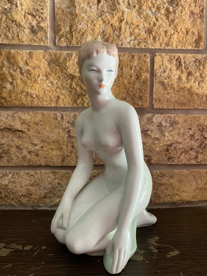 Vintage ceramic figurine Aqvincum porcelain like new, 25 cm