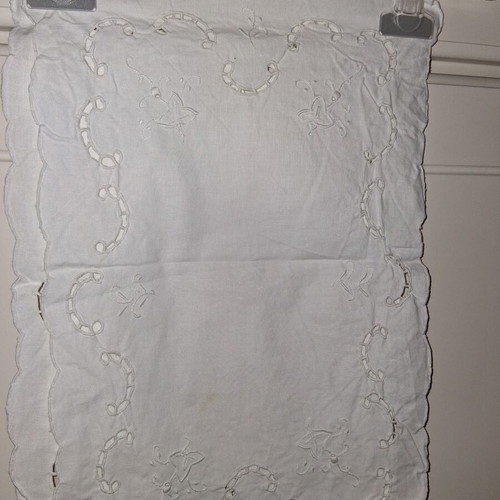 Embroidery set like new, 6 white pieces varying sizes
