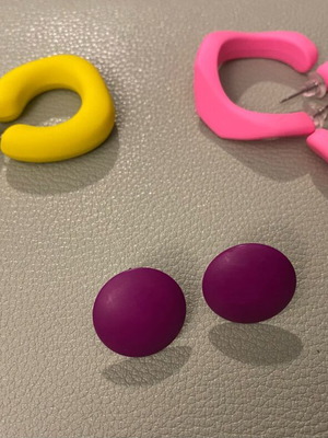 Earrings used, pack of 3 pairs in bright 80s colors