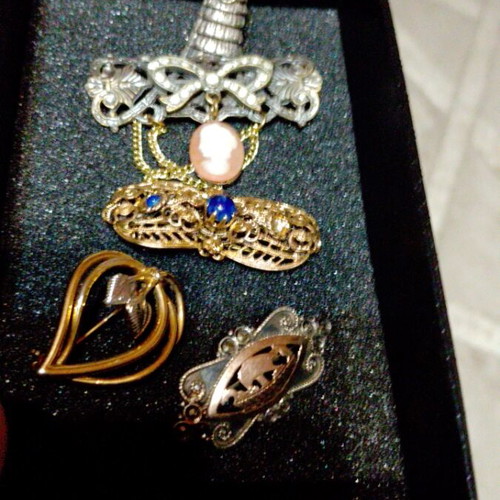 Antique pins used, gold and silver 900 and 925 set