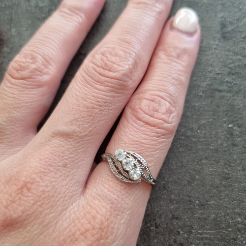 Vintage fashion ring with three clear stones