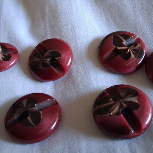 Buttons set of 7 like new, 5 large and 2 small for coats