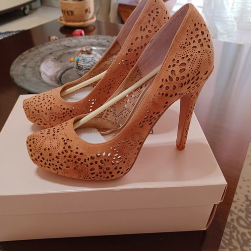 BCBG Maxazria pumps new, beige suede -  12,00 - Vendora.cy