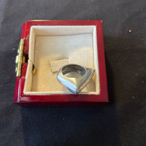 Silver 925 ring with white stones like new