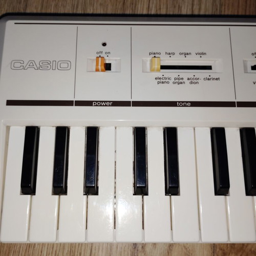 Casio Casiotone MT-11 keyboard used, missing battery cover and knobs