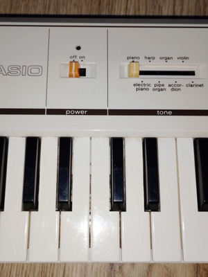 Casio Casiotone MT-11 keyboard used, missing battery cover and knobs
