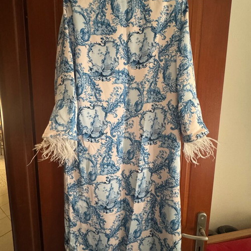 Milkwhite blue kimono like new with padding and pouf sleeves